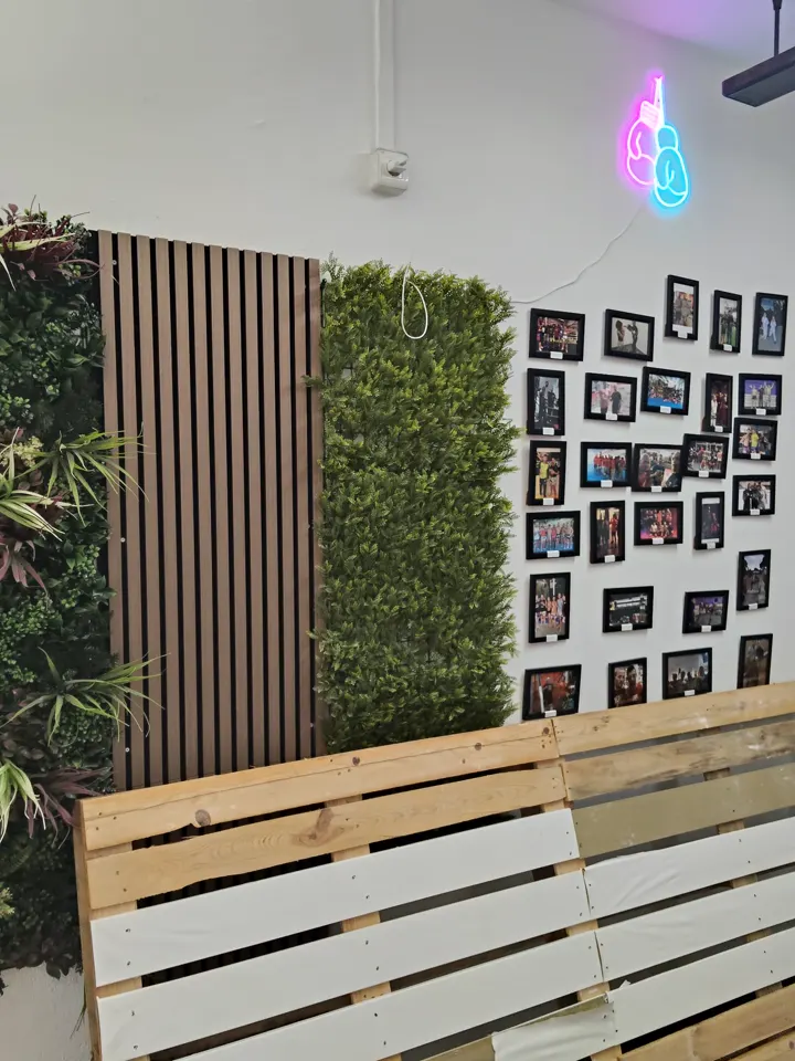 El rincón de descanso, con plantas y la pared de fotos