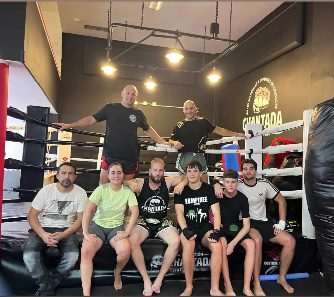 Un grupo del gimnasio, en el ring