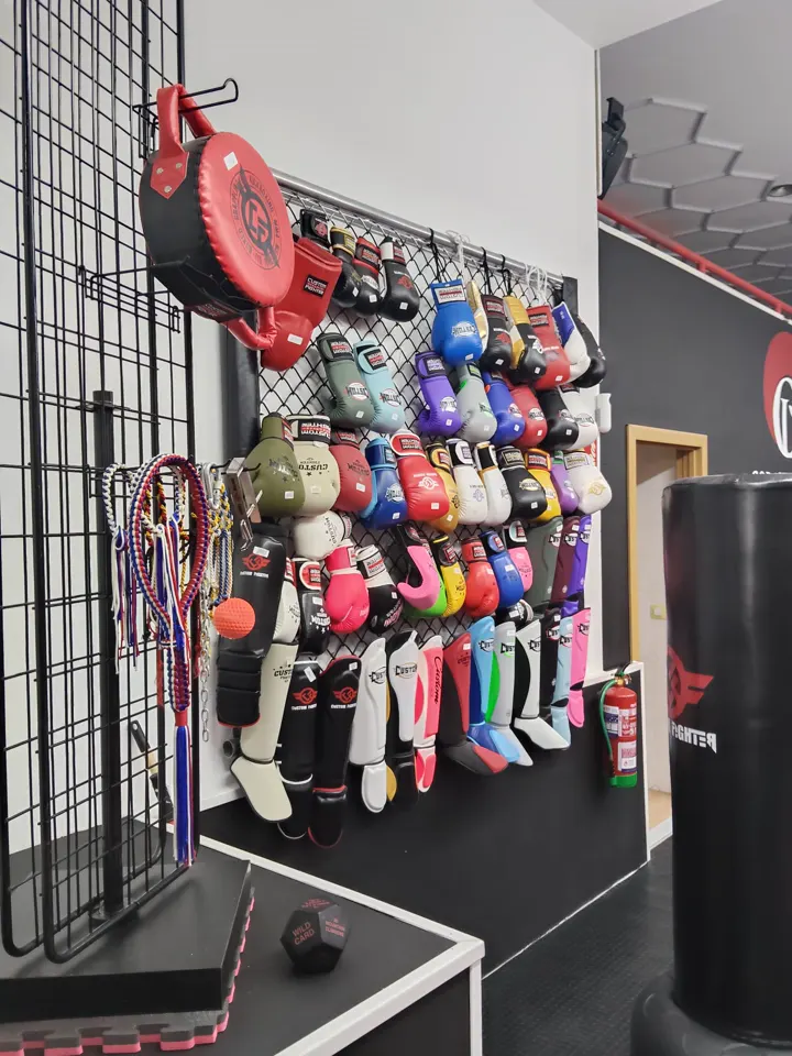 La pared del material: guantes, espinilleras, cascos y paos